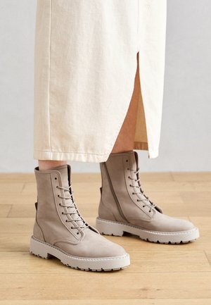 FREDA - Platåstøvletter - wheat/creme
