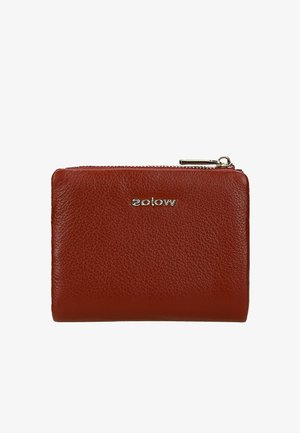 Portafoglio in pelle di colore rosso scuro con finitura texture. Presenta una chiusura con zip e il nome del marchio stampato in letteratura dorata sulla parte anteriore.