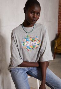 HAPPY - T-shirt estampada - grigio melange