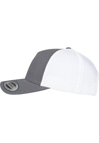 Grå front baseball cap med en hvid mesh ryg, udstyret med en flad skygge og et rundt logo patch på frontpanelet.