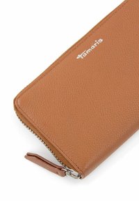 Braune Lederbrieftasche mit silbernem Reißverschluss und eingeprägtem "Tamaris"-Logo in der oberen Ecke, auf weißem Hintergrund gezeigt.