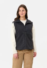 Dunkelgraue Weste mit Fleece-Oberfläche, ausgestattet mit einer Knopfleiste, Stehkragen und Kontraststoff im oberen Bereich.