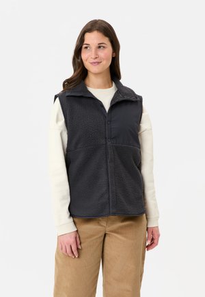 Dunkelgraue Weste mit Fleece-Oberfläche, ausgestattet mit einer Knopfleiste, Stehkragen und Kontraststoff im oberen Bereich.