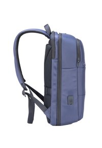 Mochila azul marino de forma rectangular, hecha de un tejido duradero. Cuenta con un respaldo de malla negra acolchada, doble cremallera y un bolsillo en el panel frontal.