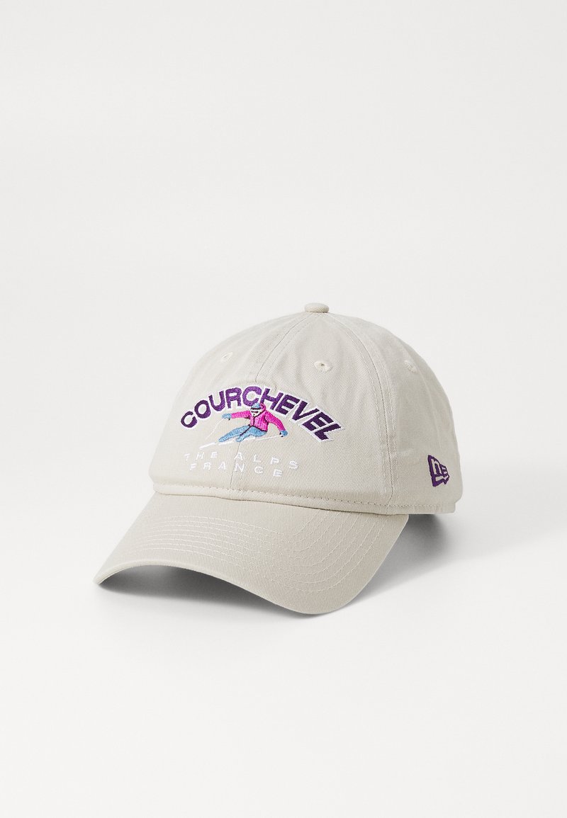 Beige säädettävä lippalakki, jossa on kirjailtu "Courchevel" violetti ja valkoinen. Sivussa on hiihtografiikka ja New Era -logo.