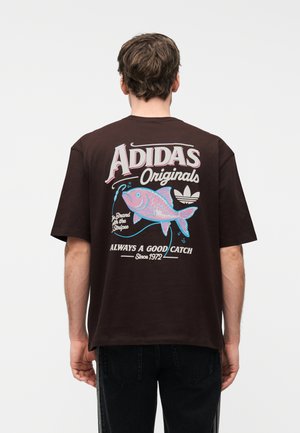 FISHING CLUB UNISEX - Trükipildiga T-särk - aurora coffee