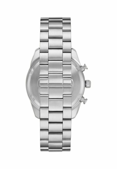 Bracelet de montre en métal argenté avec fermoir, positionné verticalement, couvrant partiellement le dos d'un boîtier de montre chronographe.