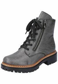 Bottine en cuir gris à lacets noirs, avec une fermeture éclair sur le côté et une semelle texturée ; elle présente des coutures brunes contrastantes et un talon bloc robuste.