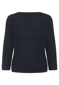 Pull en maille bleu marine à coupe décontractée, manches trois-quarts et motif texturé. Le dos présente un design lisse et sans interruption.