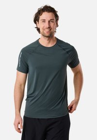 Heren sportt-shirt in donkergroen, gemaakt van ademend materiaal. Korte mouwen, ronde hals, met een reflecterende streep op de schouder.