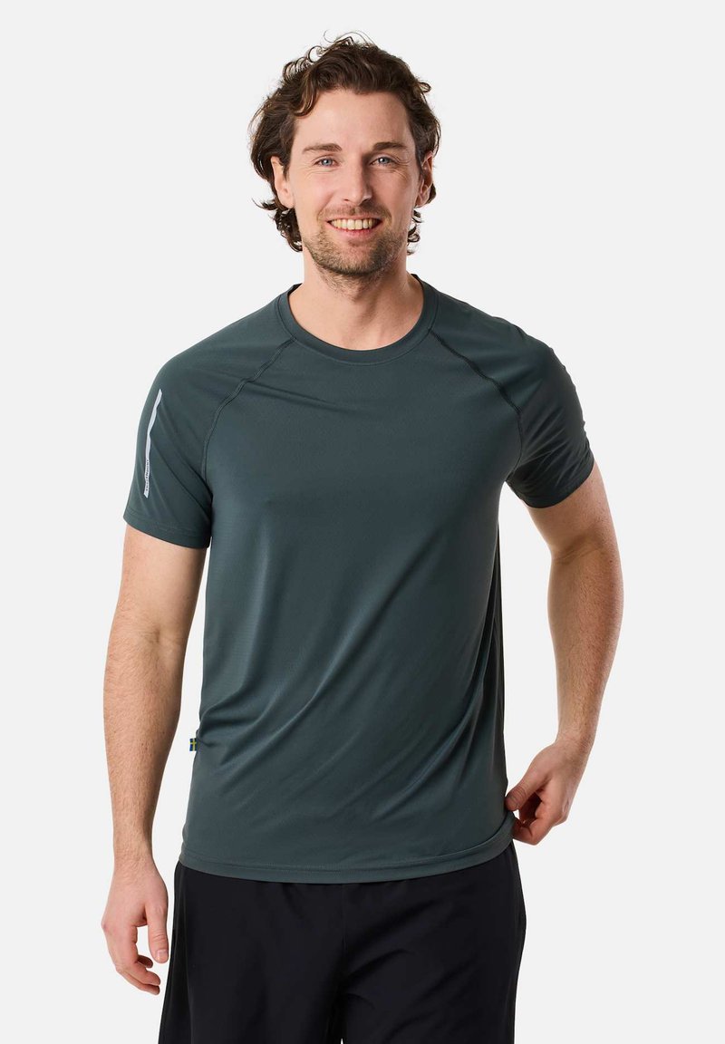Heren sportt-shirt in donkergroen, gemaakt van ademend materiaal. Korte mouwen, ronde hals, met een reflecterende streep op de schouder.