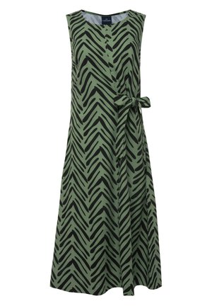 Ærmeløs kjole i grøn med sort zigzag-mønster, med rund halsudskæring, frontknapper og bånd i taljen.