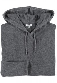 Felpa grigia con tessuto testurizzato, dotata di cappuccio con coulisse e zip. Accentuata da un filo riflettente attorno al bordo del cappuccio.