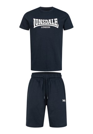 Mørkeblå matchende sæt bestående af en t-shirt med hvid "Lonsdale London" logo og shorts med elastisk talje og sidelommer. Materialet er bomuld.