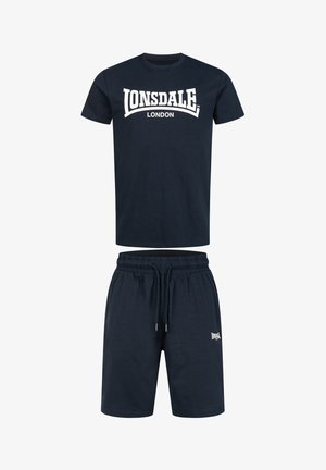Sötét tengerészkék szett, amely egy fehér "Lonsdale London" logós pólóból és oldalzsebes, gumis derekú sortból áll. Pamut anyag.