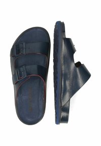 Marineblauwe leren sandalen met twee verstelbare gespen, open achterkant, gestructureerde zolen en contrasterende rode stiksels.