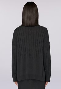 Maglione over-size grigio scuro con texture a coste e motivo a treccia, dotato di spalle scese e fondo dritto.