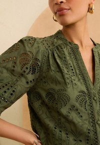 Love & Roses BRODERIE V NECK BUTTON THROUGH REGULAR FIT - Užsagstoma palaidinė - green