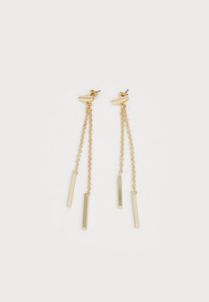 Boucles d'oreilles en or avec un design minimaliste, comprenant trois pendentifs en barres verticales attachés à des chaînes, offrant une silhouette élégante et allongée.