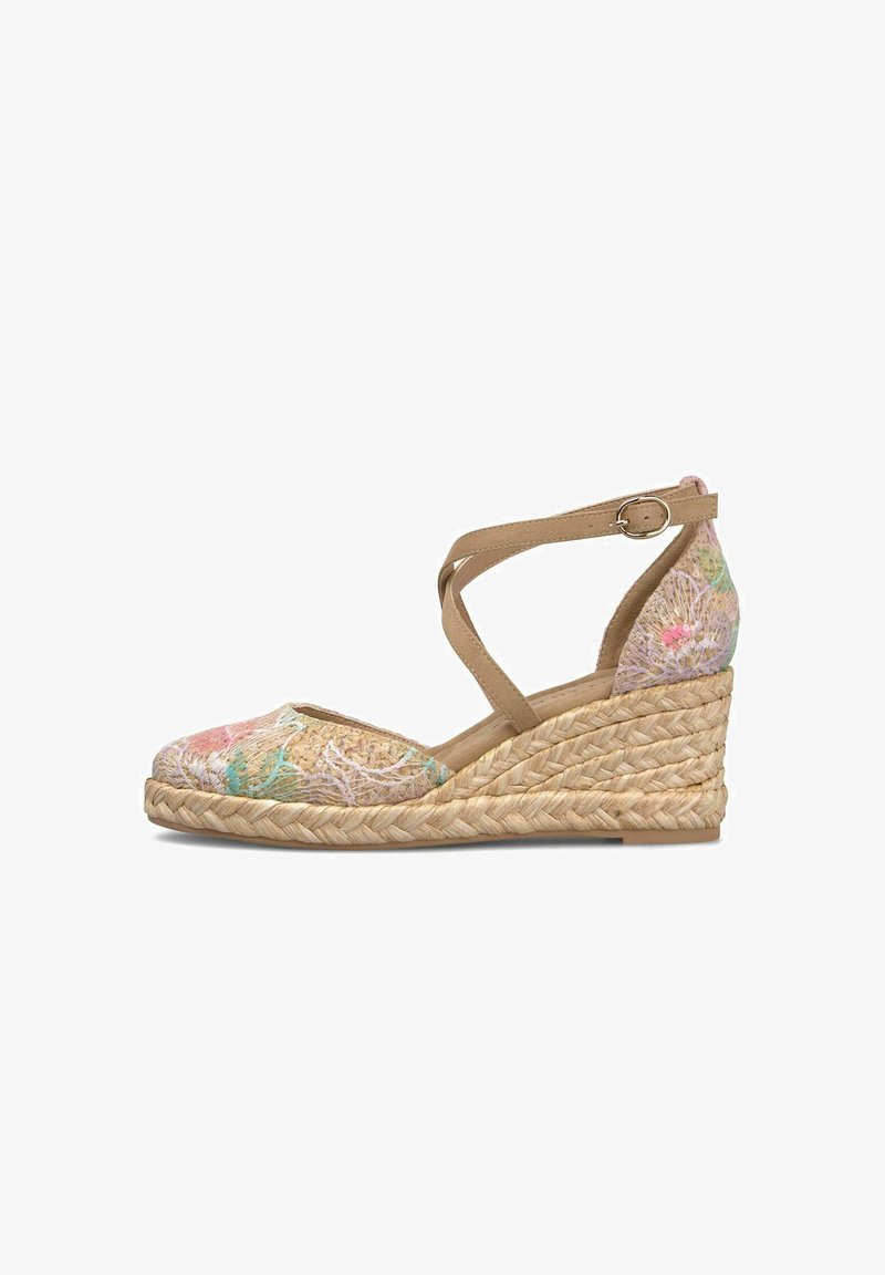 Espadrille compensée avec semelle en corde tissée, tige en tissu brodé de fleurs, et bride de cheville tan avec fermeture à boucle.