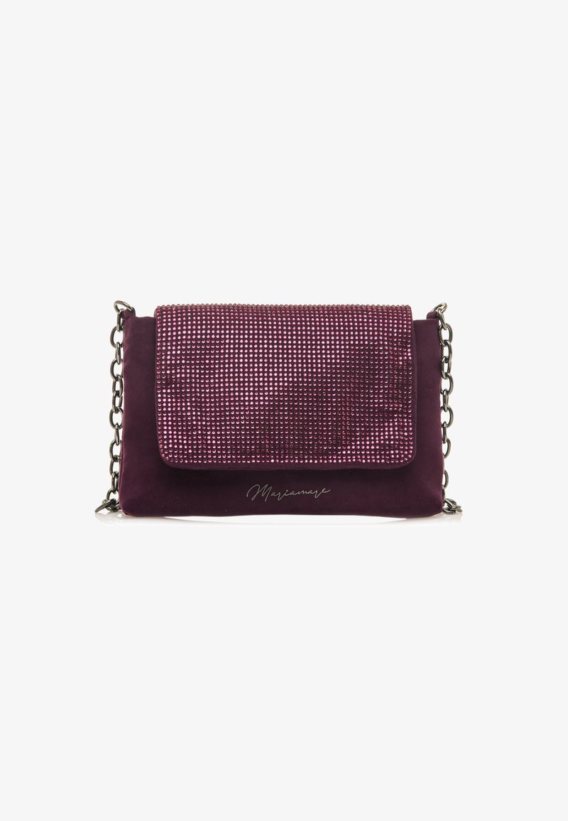 Pochette en suède violet avec un rabat en perles texturé, une chaîne en métal argenté et un logo signature sur le devant. Détails brillants notables sur le rabat.
