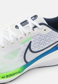 Nike Performance VOMERO - Hardloopschoenen voor op de weg - white/thunder blue/platinum tint/racer blue/green strike