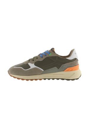 Scarpa sportiva marrone e grigia con materiali in suede e mesh, lacci blu e verdi, accento arancione sul tallone e suola in gomma testurizzata.