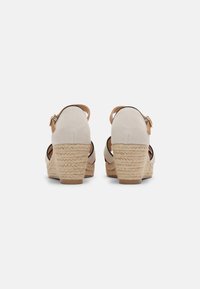 s.Oliver Sandali con plateau - grey