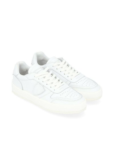 Sneaker bianche in pelle con puntale forato, lacci piatti, colletto imbottito e suola in gomma testurizzata. Design minimalista e accenti discreti.