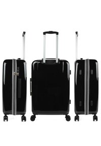 Conjunto de maletas rígidas negras con acabado brillante, con acentos plateados y dos franjas blancas. Mango telescópico y ruedas giratorias.