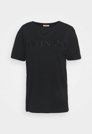 Musta lyhythihainen T-paita, jossa pyöreä kaula-aukko ja rintakehässä kohokuvioitu teksti "TWINSET MILANO", esitetty yksinkertaisella valkoisella taustalla.