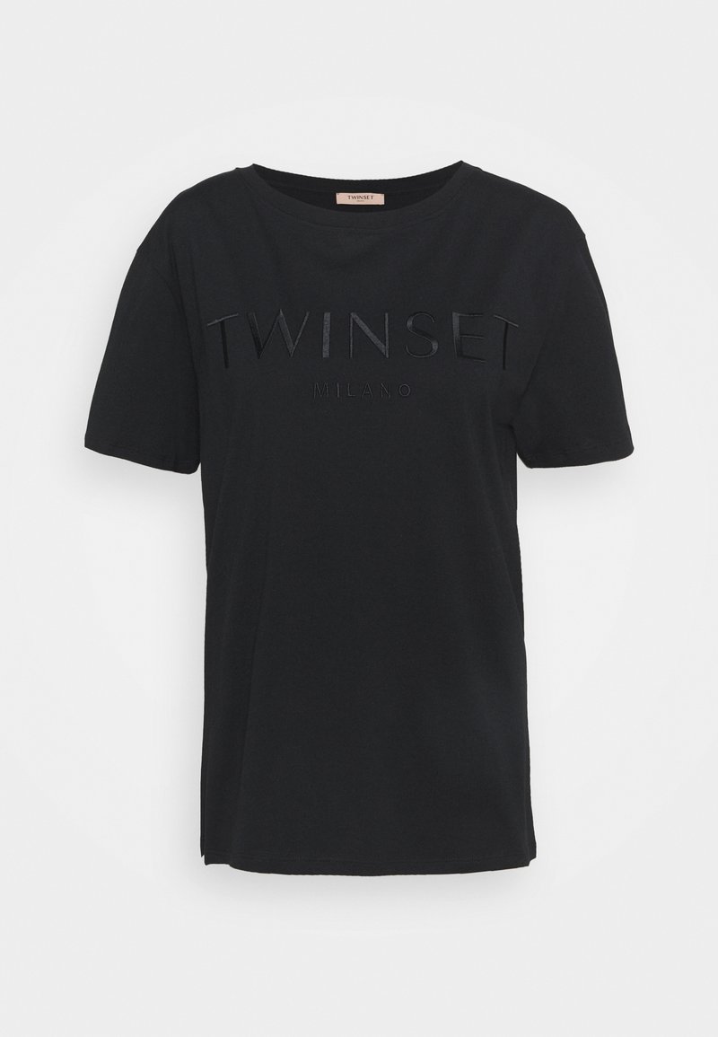 T-shirt noir à manches courtes avec col rond et inscription embossée « TWINSET MILANO » sur la poitrine, présenté sur un fond blanc uni.