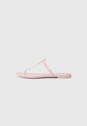 Sandalia flip-flop rosa con suela plana, diseño de tirante en T y acento de rhinestone transparente en la parte del dedo. Hecha de un material plástico suave.