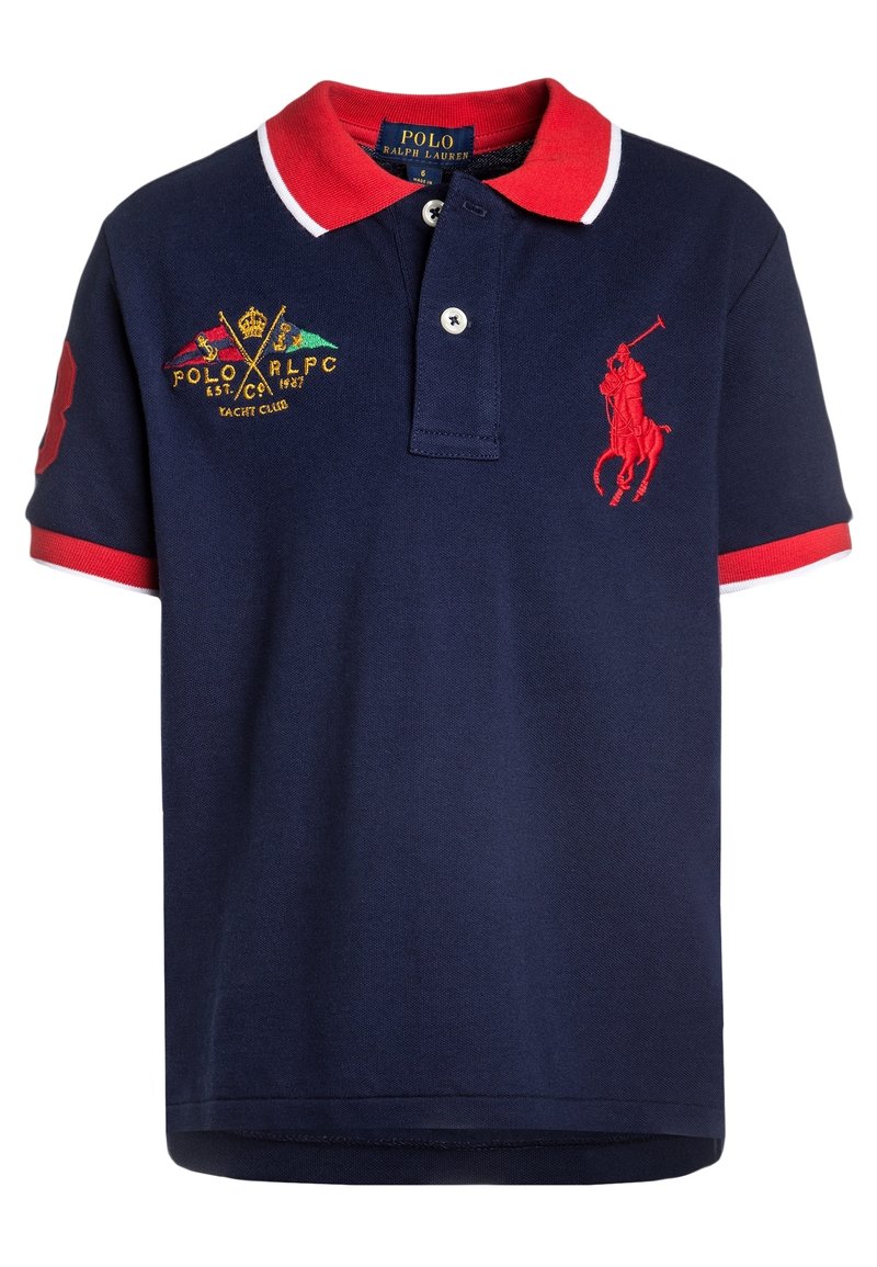Mörkblå polo med röd krage och ärmslut, broderad röd polo-spelare logo och färgglad yachtklubbens emblem på bröstet.