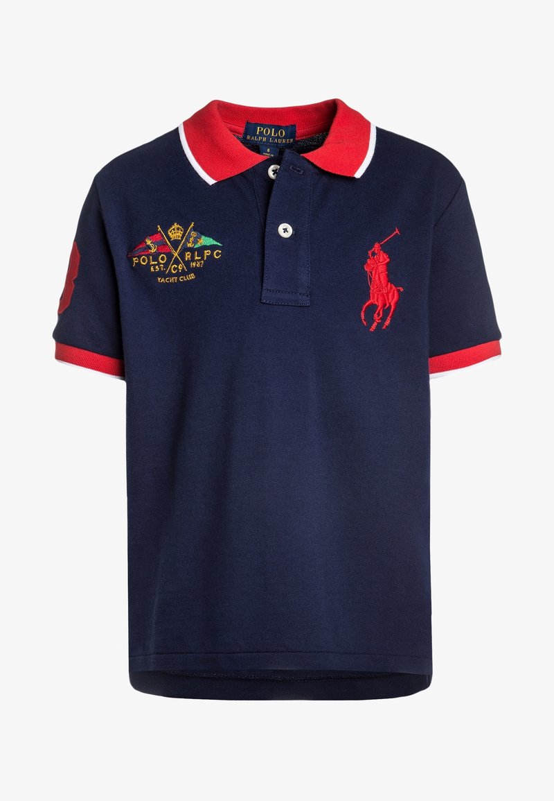 Mörkblå polo med röd krage och ärmslut, broderad röd polo-spelare logo och färgglad yachtklubbens emblem på bröstet.