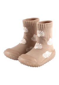 Beige gestrickte Stiefeletten mit weißen Muschelmustern, gerippten Bündchen und Gummisohlen mit kleinen Noppen für besseren Halt.