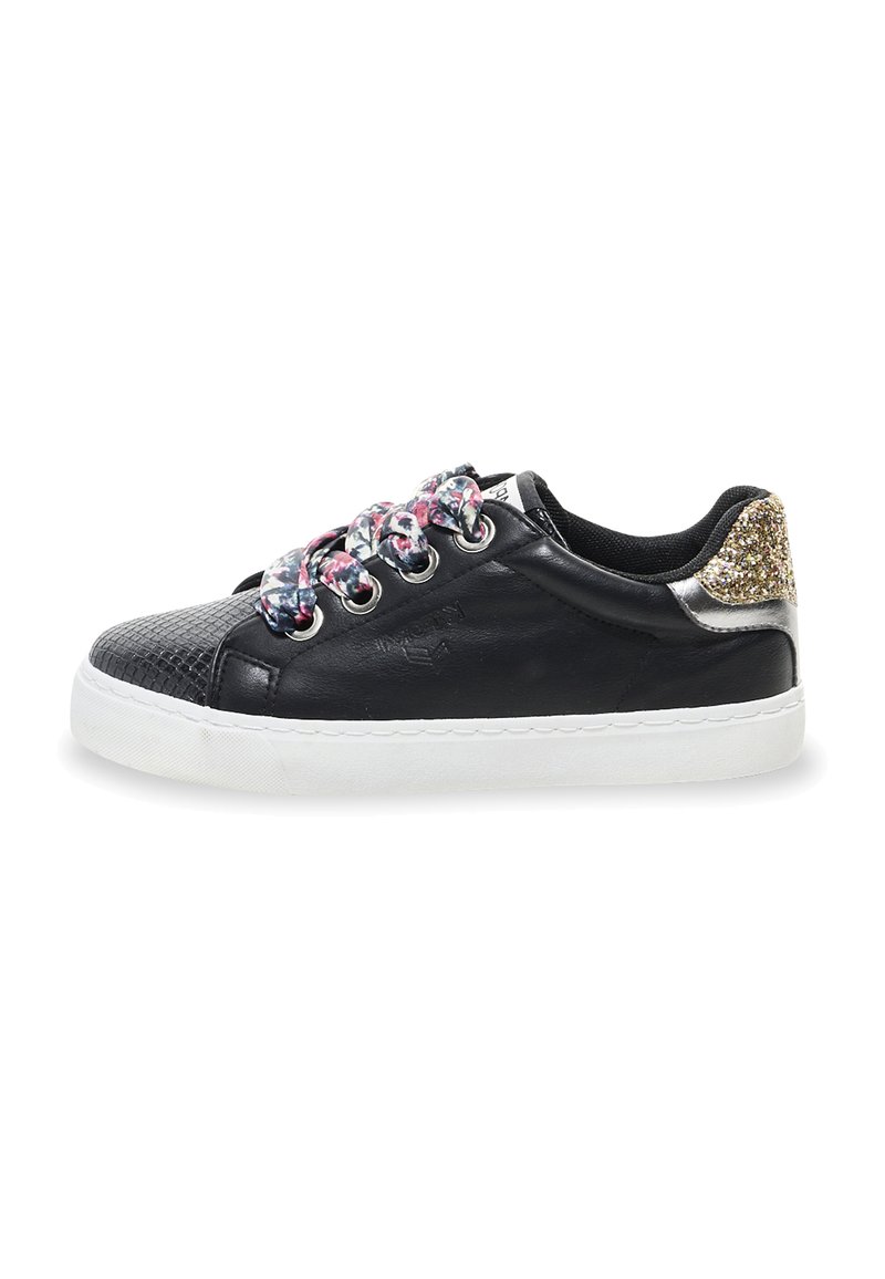 Sneaker in pelle nera con una parte anteriore testurizzata, lacci colorati a fantasia e un accento dorato scintillante sul tallone. Suola in gomma bianca.