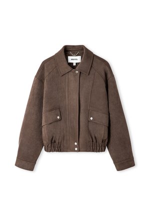 Chaqueta de ante marrón con cuello con solapa, cinturilla elástica, dos bolsillos frontales y cierres a presión. Presenta costuras planas y un ajuste relajado.
