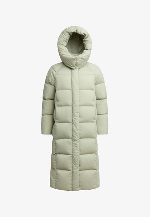Abrigo de plumas verde claro con capucha, que presenta un diseño acolchado, de largo hasta la cadera, y un cierre de cremallera frontal. Textura suave sin herrajes visibles.