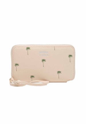 Cartera beige con cremallera alrededor, estampada con pequeños palmeras verdes y con pulsera para la muñeca, presenta el nombre de la marca sutilmente grabado en el frente.
