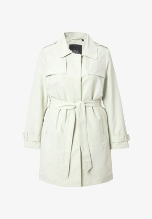 Vaaleanvihreä trenchcoat, jossa on vyötärövyö, suuret etutaskut ja nappiääntävät hihat. Klassinen kaulustyyli pehmeässä, sileässä kankaassa.