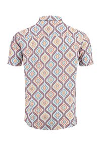 Camisa de botones de manga corta con un patrón de ondas multicolores en naranja, azul y crema, que presenta un cuello clásico y una tela suave.