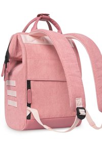 Zaino in corduroy rosa con base rosa uniforme e spallacci regolabili. Presenta una tasca con zip frontale e tre cinturini orizzontali sul lato.