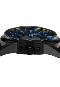 Montre noire avec un boîtier rond, un cadran bleu avec de grands chiffres, des accents jaunes, une couronne en métal et deux poussoirs. Bracelet texturé inclus.