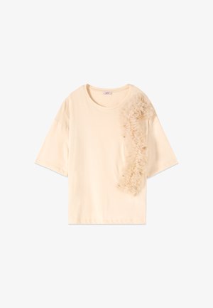 Beige Kurzarm-T-Shirt mit rundem Ausschnitt und vertikaler Rüschentüll-Verzierung, die vorne rechts mit kleinen Perlen verziert ist.