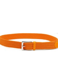 Gevlochten oranje riem van geweven materiaal, met een zilveren metalen gesp en een leren accent. Dikke textuur met een gladde afwerking.