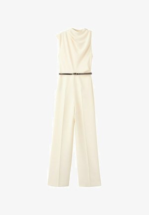 Tuta senza maniche color crema con collo alto, pantaloni a gamba larga e una cintura sottile nera in vita.