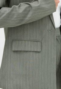 Grijs gestreepte blazer met revers, enkele borstzak en knoopsluiting. Heeft een lichte stof met een subtiele textuur.