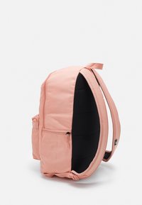 Nike Sportswear HERITAGE UNISEX - Mochila - lt madder root/black/atmosphere