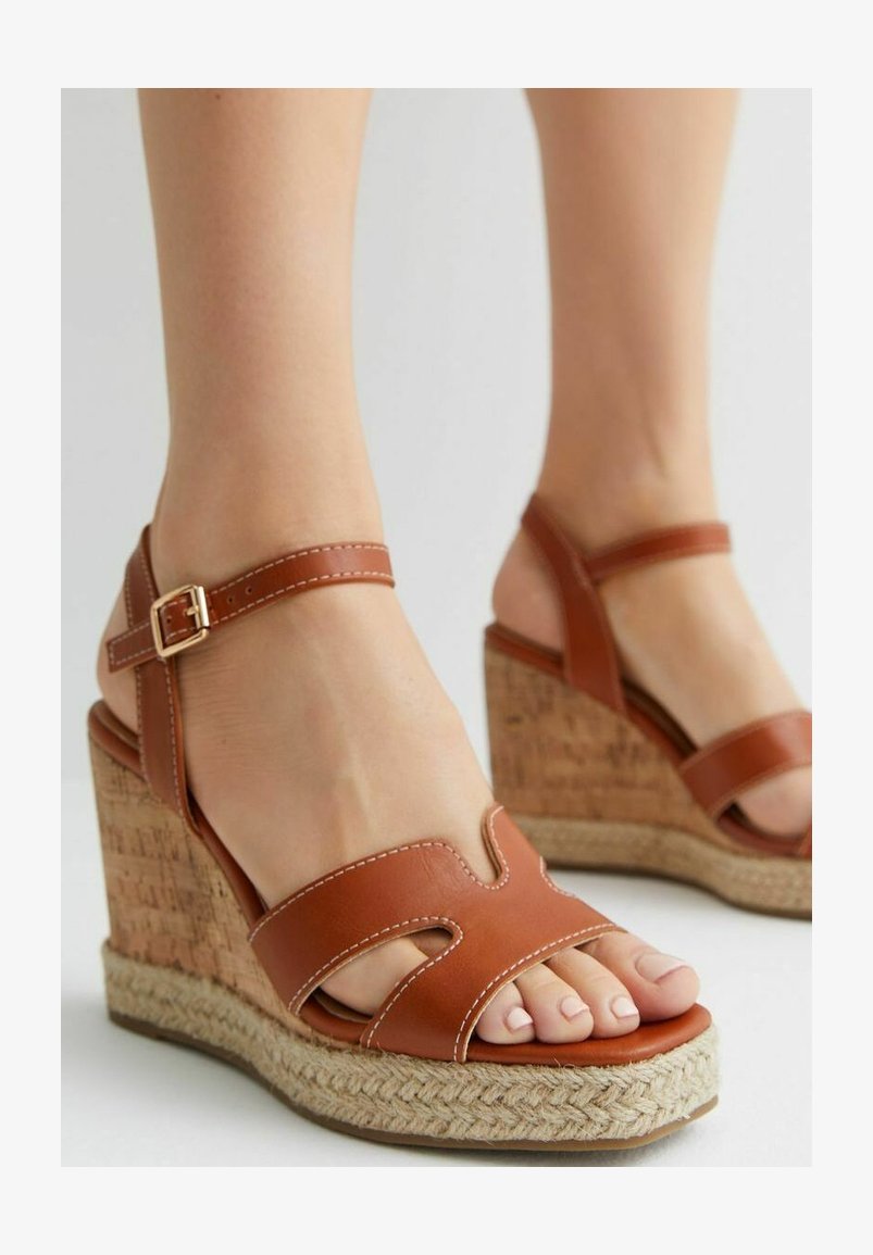 Sandali Donna Plateau Con Strisce Incrociate E Tacco Effetto Legno - BOSANOVA - Pelle Vegana, Chiusura Fibbia, Altezza 8cm